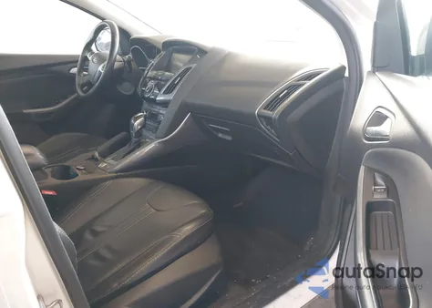 2014 Ford Focus Titanium z USA, uszkodzony, nr VIN 1FADP3J28EL211229